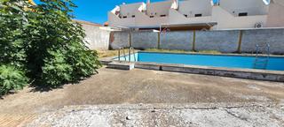 Terreny residencial a Villanueva del Ariscal. Sola edificable en el centro de valencina 450m2 con piscina y po