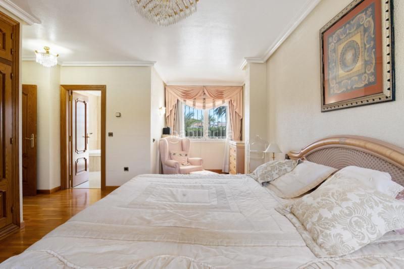 Foto 8a83c2e8-5062-485a-bea8-3e7de03aa4b1. Chalet en avenida miguel de unamuno 17 chalet de lujo en torreta florida en Torrevieja