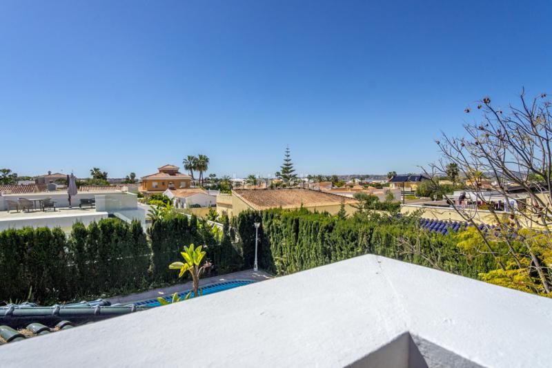 Foto 96a78008-1fd3-48a3-b50f-b9fe89d7b183. Chalet en avenida miguel de unamuno 17 chalet de lujo en torreta florida en Torrevieja
