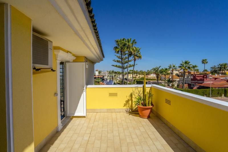 Foto a6910673-aeed-4a0b-82a0-83fcae4cbfdf. Chalet en avenida miguel de unamuno 17 chalet de lujo en torreta florida en Torrevieja