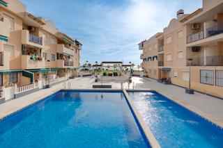 Maison à Calle vega baja del segura 9. Piso 1ª planta playa los náufragos, 100 metros