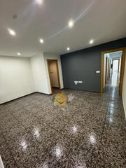 Flat  Terra baixa. Piso reformado