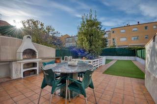 Casa adossada a President irla 6. Casa luminosa, con dos terrazas y amplios espacios en santa cris