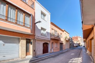 Casa adossada  Hospital. Casa adosada de tres plantas con patio y terraza en una excelent