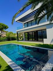 Chalet en Torre Valentina-Mas Vilar de La Mutxada-Treumal. Elegancia y exclusividad frente al mediterráneo