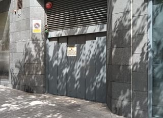 Autoparkplatz in Tueda. Amplia plaza de parking de 38 m para coche y moto, cerca del cen