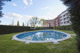 Pis  Ambros�a. Valladolid  zona el cabildo  piso seminuevo con garaje y piscina