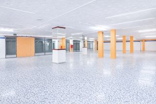Local Comercial en Centro puerto. Gran local esquinero de 572 m con 12 escaparates en puerto de sa