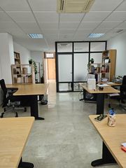 Lloguer Oficina  Avenida república argentina. Oficina en alquiler en bormujos