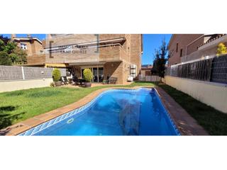 Casa  N/a. Esquinera con piscina