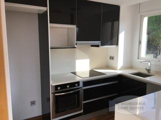 Pis  N/a. Piso 2 hab con pk, trastero y terraza