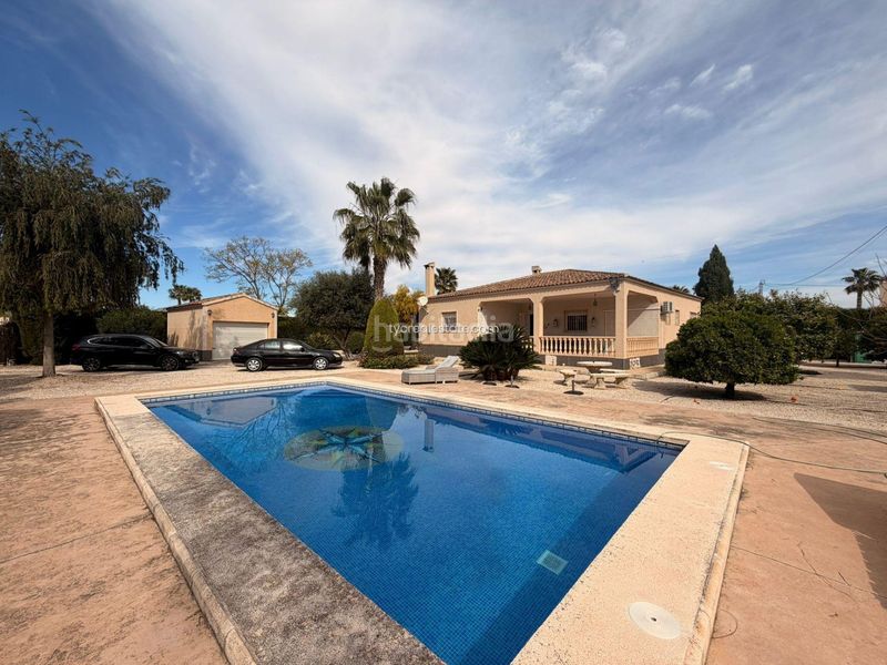 Foto 15eb2f96-c181-4919-baa6-23dd208e7eed. Casa amb calefacció aparcament piscina a Catral