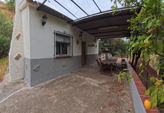 Masia a Cómpeta. Casa rustica con terreno en la zona de cómpeta