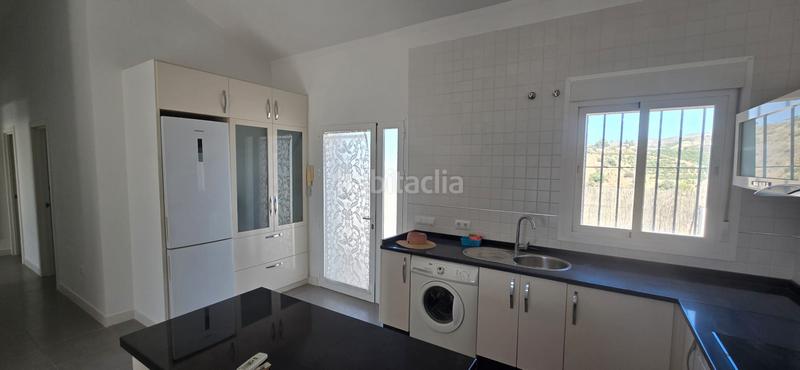 Foto 417ed996-c1c9-4796-938f-561b80bc0c2b. Casa aparellada amb aparcament a Almayate Bajo
