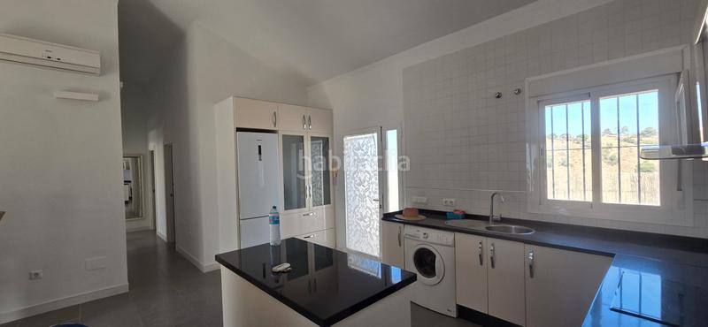 Foto a46c682c-eaac-47f9-a128-875f0030d27a. Casa aparellada amb aparcament a Almayate Bajo