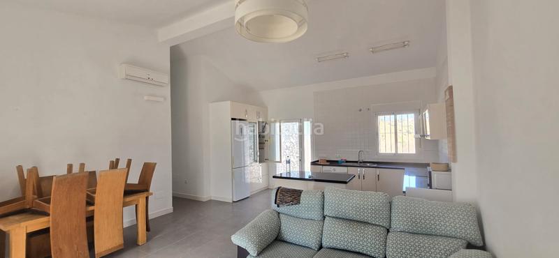 Foto c613e5e8-70dd-4b6e-a72c-f44c52d05ea5. Casa aparellada amb aparcament a Almayate Bajo