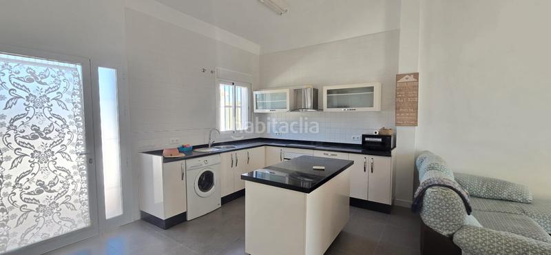 Foto f7a7b9e3-978f-4b98-be3a-40a9d86d1e6e. Casa aparellada amb aparcament a Almayate Bajo