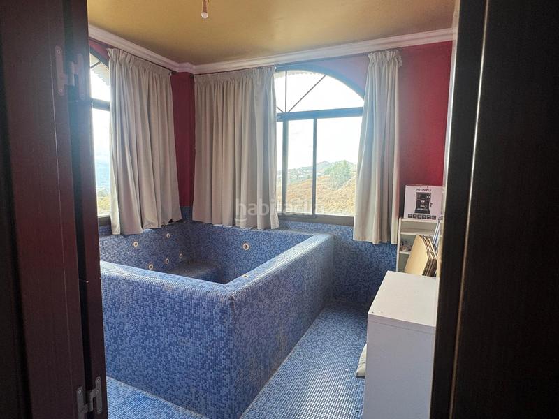 Foto fb47b5e9-0c5f-41d6-8ec6-7c1f0f9857ee. Xalet amb xemeneia aparcament piscina a Iznate