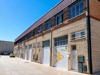 Affitto Capannone industriale in Vista Alegre. Nave de 120 m2 en dos alturas en recinto cerrado muy bien comuni