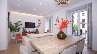 Apartament  Plaza de chueca. Amplio y luminoso piso reformado en finca clásica con dos balcon