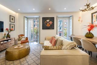 Appartement  Plaza de chueca. Amplio y luminoso piso reformado en finca clásica con dos balcon