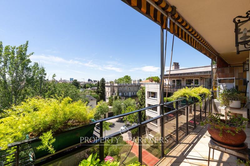 Foto 7fdb6e92-08d3-4c82-9f21-a513f3a9c3d6. Apartamento discreto ático con gran terraza en El Viso en Madrid