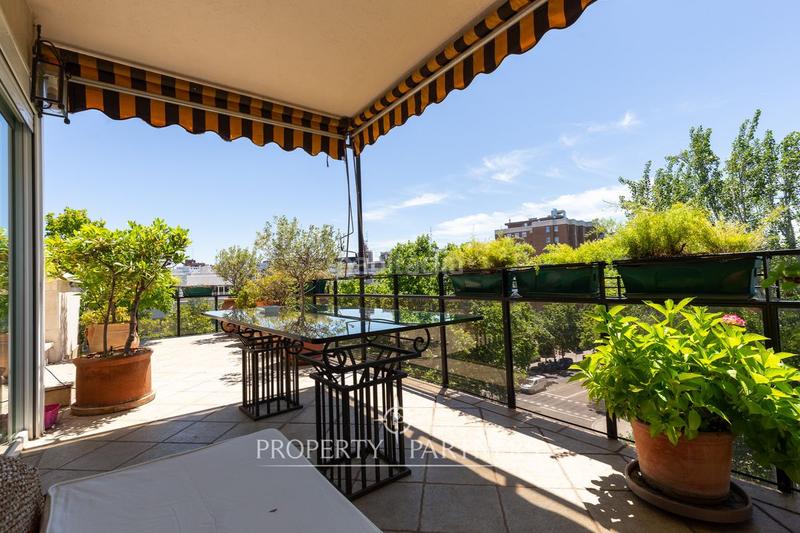 Foto 8bf98839-2c75-4a24-9ee6-9979b1cbab7a. Apartamento discreto ático con gran terraza en El Viso en Madrid