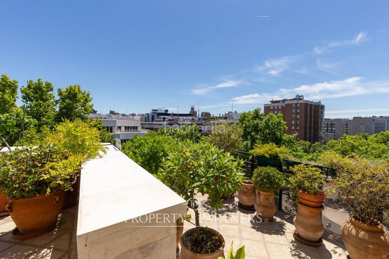 Foto d72ed9a6-10dc-48d6-8cd8-e41083788dcd. Apartamento discreto ático con gran terraza en El Viso en Madrid