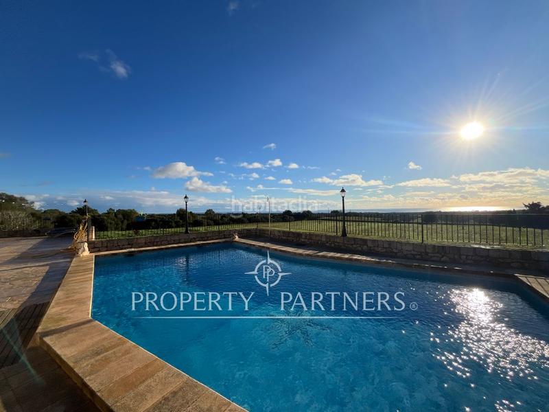 Foto 03c5bb39-a228-49cf-8c6c-ecf1bbeeee5f. Chalet villa con piscina, jardines y vistas al mar en cala varques en Manacor