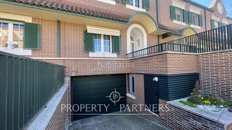 Foto 2e73f62e-aec3-4c9a-b55a-9ead5556bc48. Casa a schiera con riscaldamento parcheggio piscina in La Moraleja