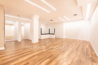 Local Comercial  Calle de hermosilla. Local comercial con gran escaparate y sótano en salamanca