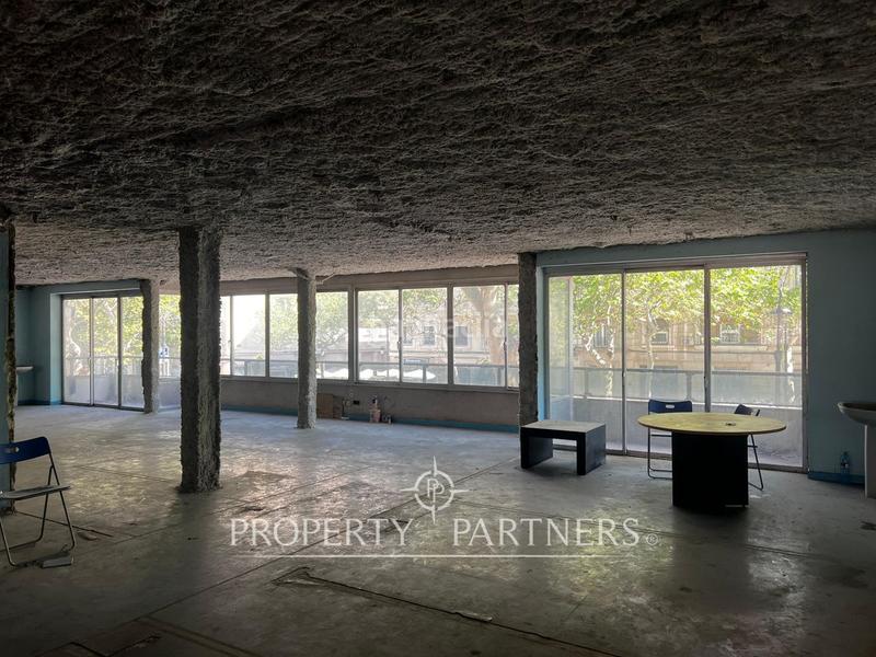 Foto 3fc80e0b-80fd-410f-a34f-009e46bdbc2d. Local comercial  en navarro reverter con 3 terrazas y luz natural en Valencia