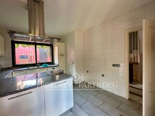 Casa aparellada  Calle jaenar. Pareado a reformar cerca del liceo francés