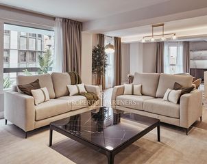 Apartament  Calle de ayala. Amplio y luminoso piso reformado con dos terrazas en barrio de g