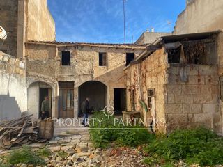 Casa adossada  Carrer d'en muntaner. Oportunidad única casa pareada con 2 proyectos en manacor