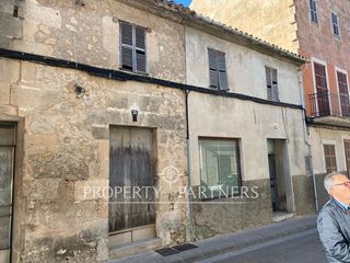 Casa adosada  Carrer d'en muntaner. Oportunidad única casa pareada con 2 proyectos en manacor