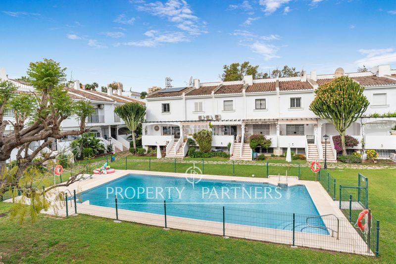 Foto 04347db1-fc91-4ccb-9847-ba87b8d53645. Casa adossada amb calefacció aparcament piscina a Marbella