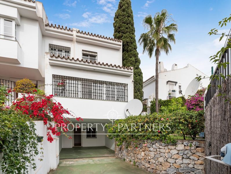 Foto f3c29389-14a3-460c-a677-c68498d47f05. Casa adossada amb calefacció aparcament piscina a Marbella