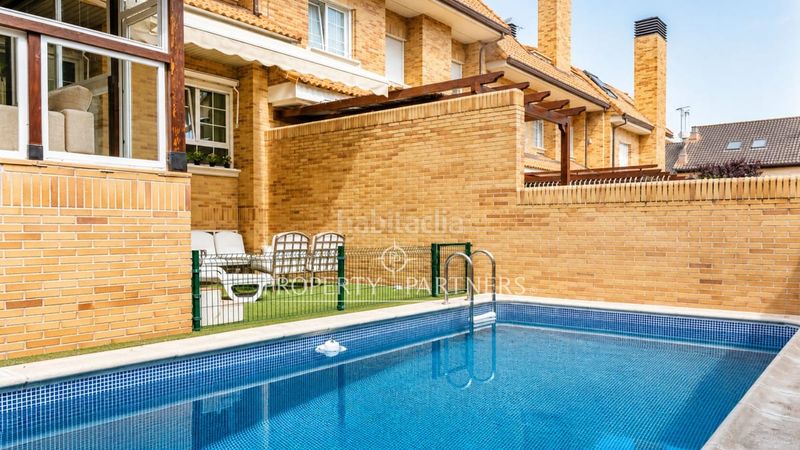 Foto 3828df38-31f4-498b-aec3-b2a939969eb5. Casa adossada amb calefacció aparcament piscina a Madrid