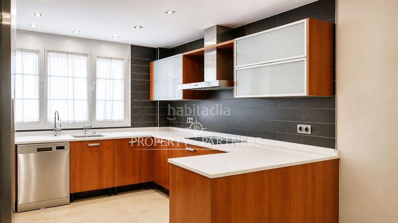 Foto ad23a712-4e6f-4059-9bde-fe2937744a29. Casa adossada amb calefacció aparcament piscina a Madrid