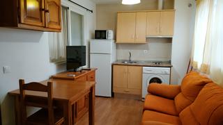 Rent Flat in Isla Chica. Apartamento económico con aire