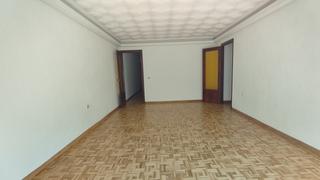 Location Appartement à Centro. Gran piso céntrico vacío, exterior con garaje