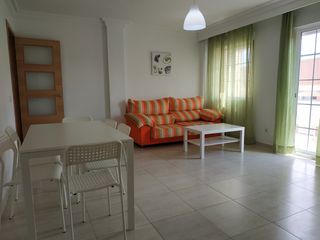 Rent Flat in Calle los milanos 10. Piso para estudiantes, funcionarios o sanitarios, tres dormitori