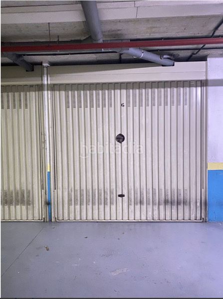 Foto b3ce49ae-ab06-4f01-b614-a5390046fb06. Parking voiture dans Irura