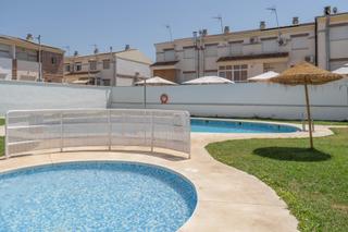 Casa adossada  Calle once de marzo(be). Atractivo adosado en belicena con patio, garaje y piscina comuni