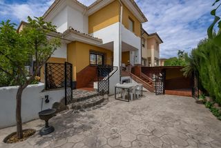 Casa bifamiliare in Albolote. Venta de amplio pareado en  el torreón albolote  granada