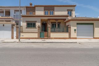 Chalet  Calle fernando de los ríos. Venta de amplio y exclusivo chalet independiente en  santa fe  g