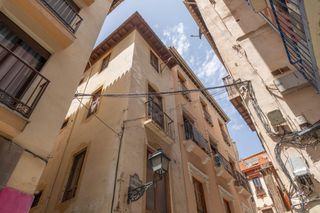 Casa  Calle calle cerrajeros 7. Venta de casa con negocio en pleno centro de granada bibrambla