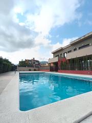 Casa aparellada a Carrer del bertran de castellet 124. Encantadora casa pareada con jardín privado y piscina comunitari