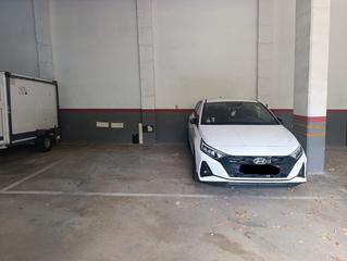 Aparcament cotxe a Col·legis Nous. Impresionante parking para dos coches